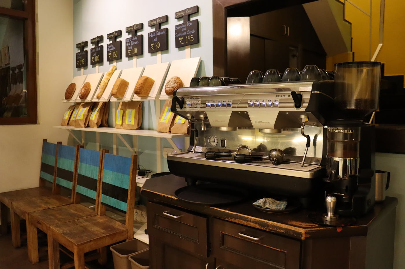 บรรยากาศร้านกาแฟพร้อมเครื่องชงเอสเพรสโซ
